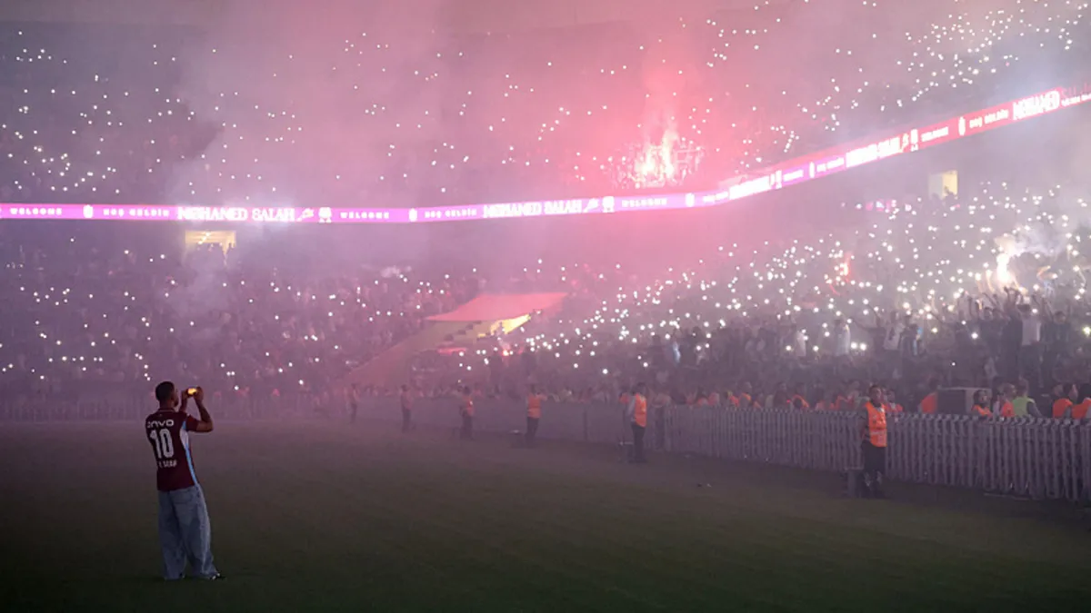 Trabzonspor'un Yeni Yıldızı Salah, İmza Anlarını Kendi Telefonuyla Görüntüledi