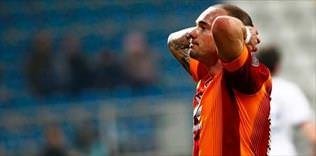 Cezalı Sneijder maç sonu kapıları kırdı