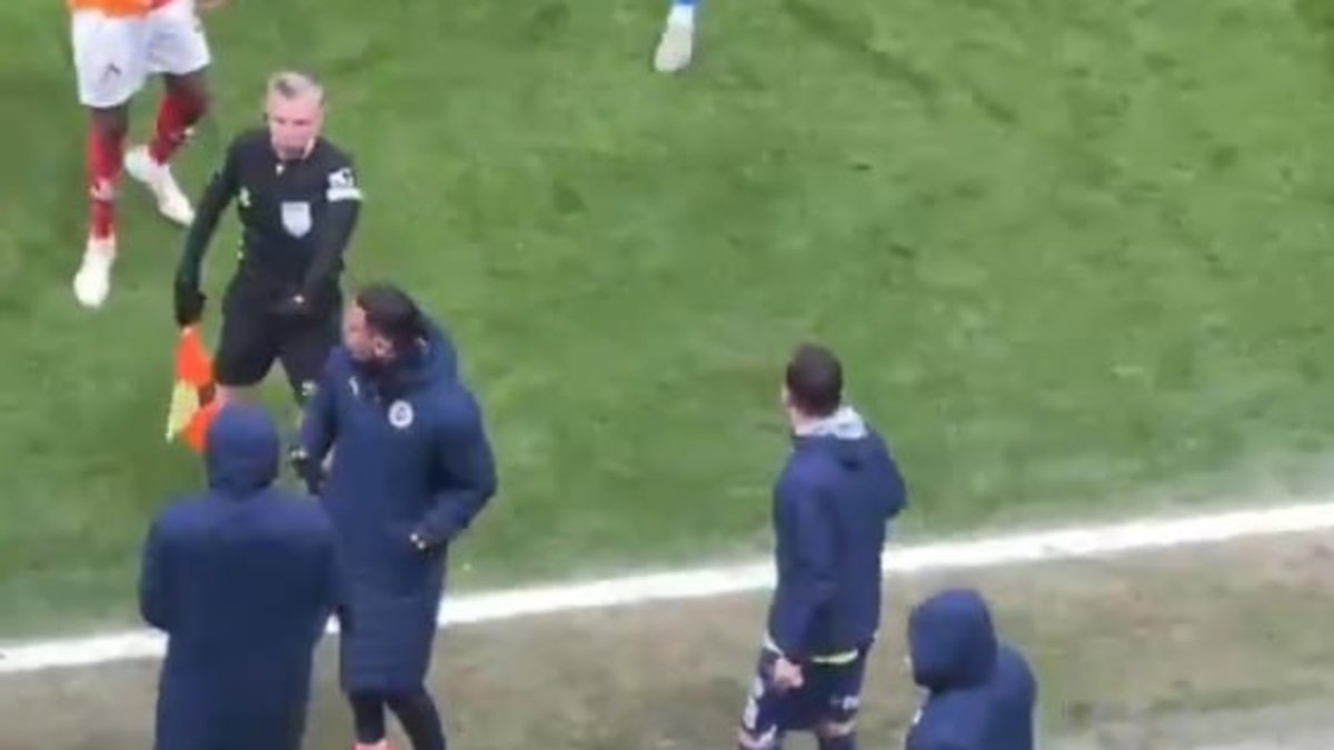 Derbide Victor Osimhen ile ve Mert Hakan Yandaş arasında sinirler gerildi! Derbide Victor Osimhen ile ve Mert Hakan Yandaş arasında sinirler gerildi!