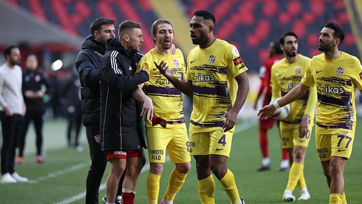 Caner Erkin'e hakeme hakaretten 3 maç men ve para cezası! Caner Erkin'e hakeme hakaretten 3 maç men ve para cezası!