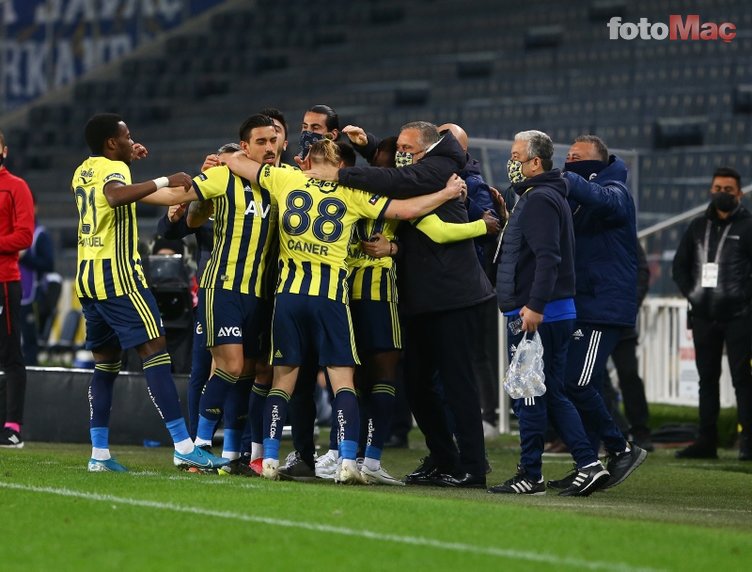Son dakika spor haberleri: Fenerbahçe'de Emre Belözoğlu o ismi böyle teselli etti! İşte o anlar...