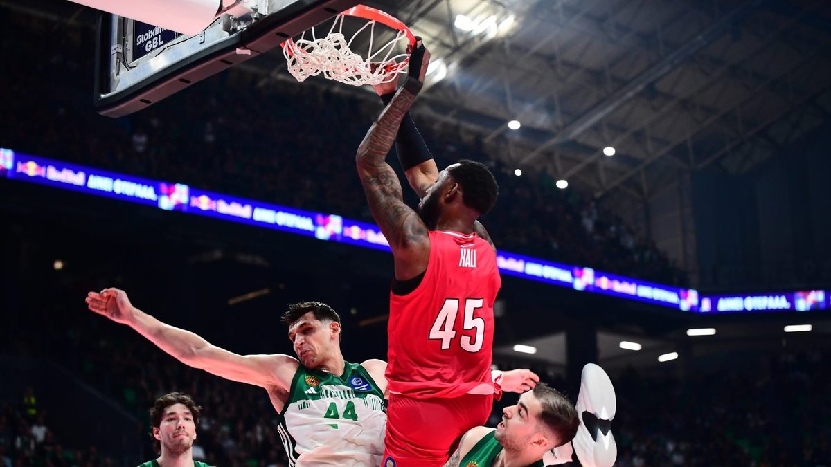 Ergin Ataman ve Cedi Osman'lı Panathinaikos olaylı derbide Olympiakos'a kaybetti