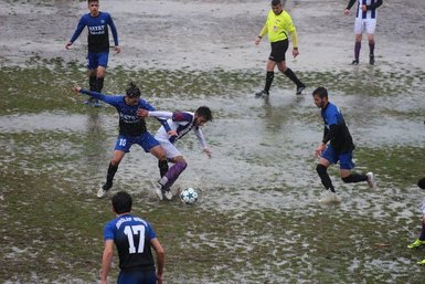 Futbolcular topla değil, saha ile mücadele etti