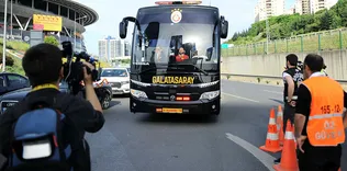 Galatasaray stada böyle geldi İZLEYİN