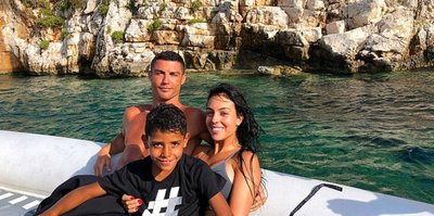 Ronaldo tatilin tadını çıkarıyor