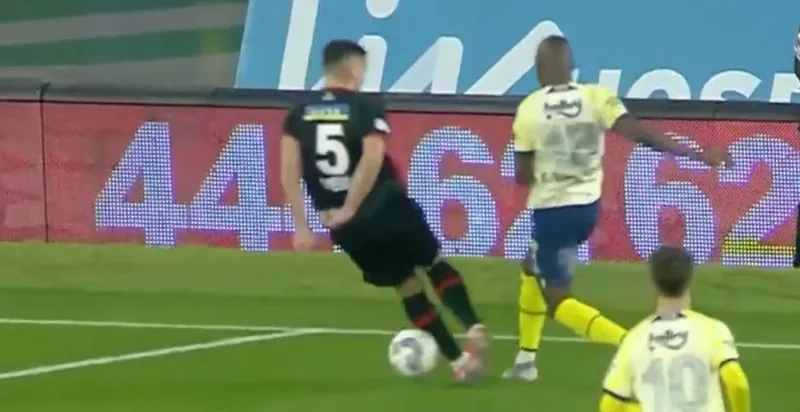 İşte Fenerbahçe'nin Karagümrük maçında penaltı beklediği pozisyon! - 1