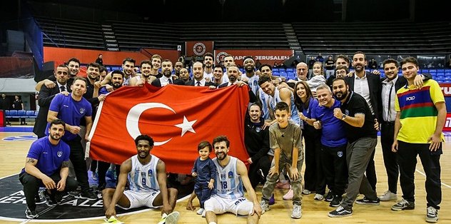 Türk Telekom dev zaferi Türk bayrağıyla kutladı! İşte o anlar