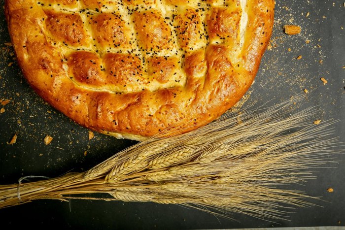 ramazan-pidesi-tarifi-evde-citir-citir-susamli-corek-otlu-pide-yapimi-pide-hamuru-malzemeler-tarifi-ve-yapilis-1679560619126.jpeg