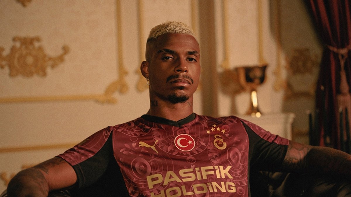 Galatasaray yeni sezon alternatif formasını tanıttı Galatasaray yeni sezon alternatif formasını tanıttı