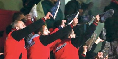 Şenol Güneş’e ayakkabılı protesto!