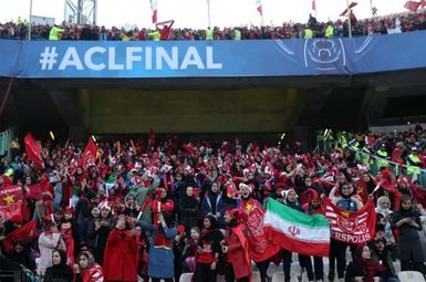 İran’da kadınlar 39 yıl sonra futbol maçında tribünde