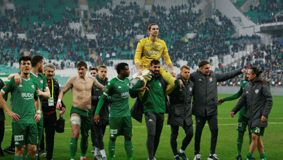 Bursa Da Sahaya Giren Kucuk Taraftari Traore Yakaladi Son Dakika Bursaspor Haberleri Fotomac