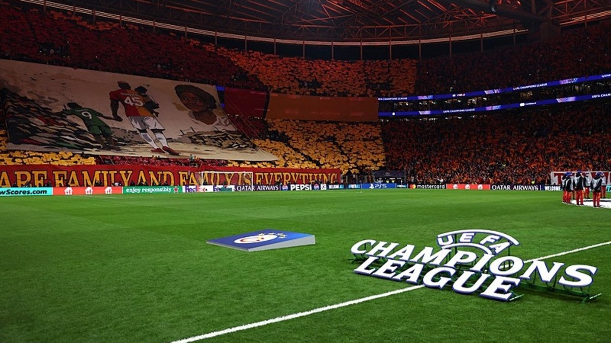 Victor Osimhen gözyaşlarını tutamadı! Galatasaray taraftarından yıldız futbolcuya özel koreografi