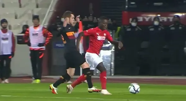 Sivasspor - Galatasaray maçında penaltı itirazı! İşte o pozisyon - 2