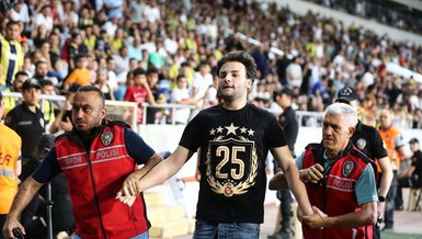 G.Saray taraftarı sahaya girdi