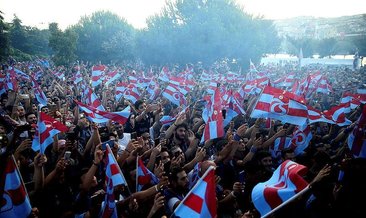Trabzonspor bayrağının altında taraftarlardan meşale şov