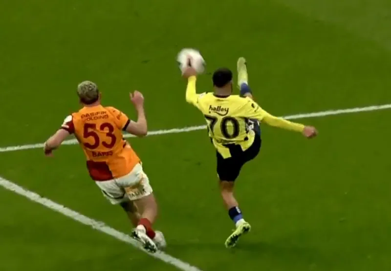 galatasaraylilar-penalti-bekledi-iste-o-pozisyon-1740420178714.png