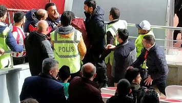 Hakan Ceyhan, tribünde gazeteci Orhan Külek'e saldırdı