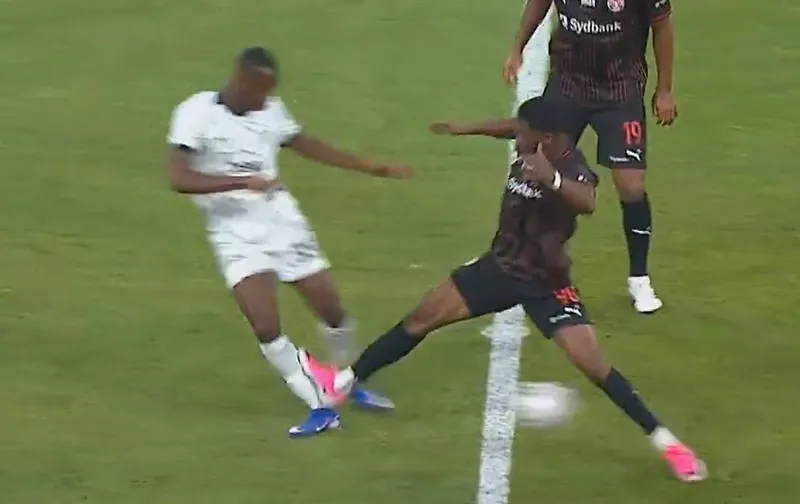 besiktas-midtjylland-macinda-kirmizi-kart-cikti-iste-o-pozisyon-1784831012765.jpeg