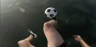 Binlerce metre yüksekte top sektirdi