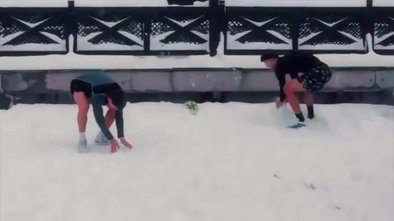 Arda Güler ve Yiğit Efe Demir'in karda futbol keyfi