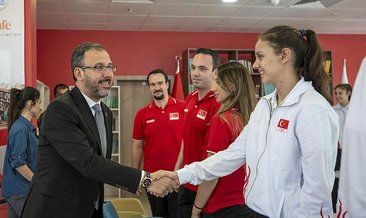 Bakan Kasapoğlu Avrupa Şampiyonu voleybolcu kızları ağırladı