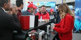 Taraftarlar milli maça eğlenerek hazırlanıyor
