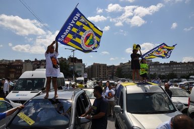 Fenerbahçe taraftarından Metris’e konvoy