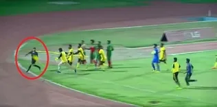 Futbolcular ve antrenör hakemi dövdü