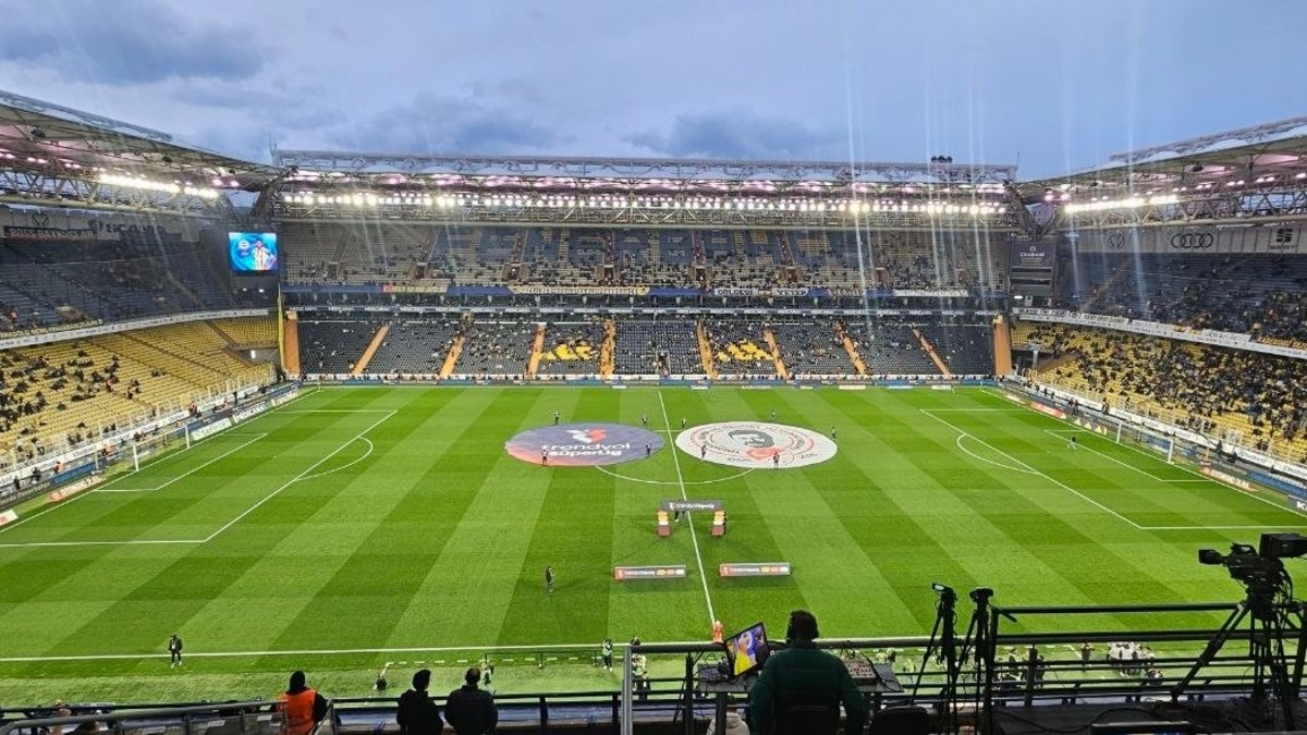 Kadıköy'de tribünler boş kaldı! Fenerbahçeli taraftarlar RAMS Başakşehir maçına ilgi göstermedi