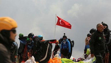 Son dakika spor haberi: Yamaç paraşütçüleri Şehit Ömer Halisdemir için uçuş düzenledi