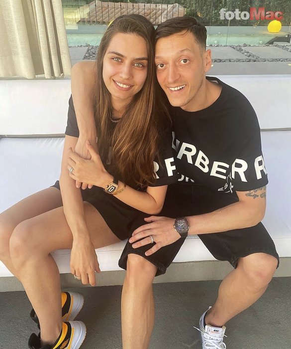 2. çocuğunu bekleyen Fenerbahçeli yıldız Mesut Özil'in eşi Amine Gülşe'den tatil pozları!