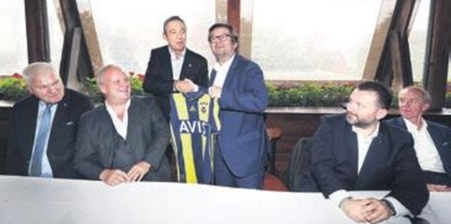 Yöneticiler yemekte