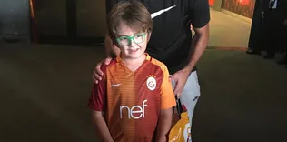 Formasını minik taraftara hediye etti