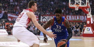 Anadolu Efes, Olympiakos'u dize getirdi