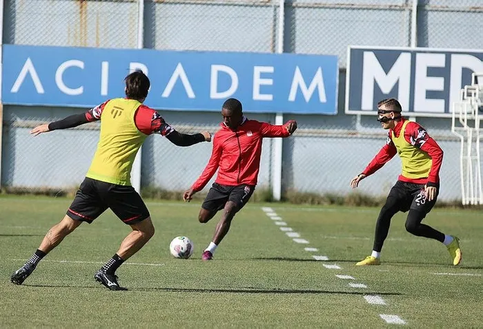 fenerbahce-sivasspor-maci-ne-zaman-saat-kacta-ve-hangi-kanalda-canli-yayinlanacak-spor-toto-super-lig-1667738170098.jpeg