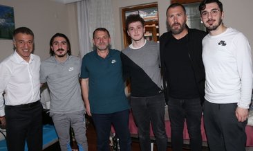 Trabzonspor Başkanı Ahmet Ağaoğlu Abdülkadir Ömür'ü evinde ziyaret etti