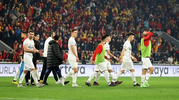 Sahaya olayları nedeniyle Göztepe - Altay maçı yarıda kaldı! Taraftar kaleciye saldırdı
