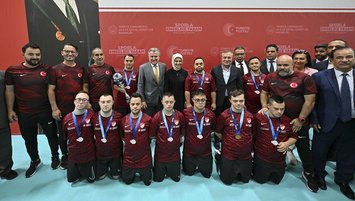 F.Bahçe'den Down Sendromlu Futsal Milli Takımı'na forma jesti