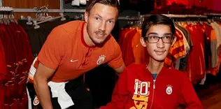 Galatasaraylı Linnes taraftarlarla buluştu
