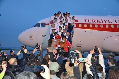 Dünya şampiyonları Trabzon’da coşkuyla karşılandı