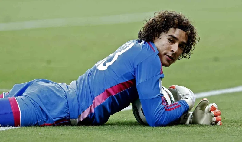 meksikali-kaleci-ochoa-dunya-kupasinin-ardindan-futbolu-birakacagini-acikladi-1781605339012.jpg