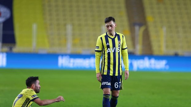 Mesut Özil boş kaleye kaçırdı taraftar çıldırdı #