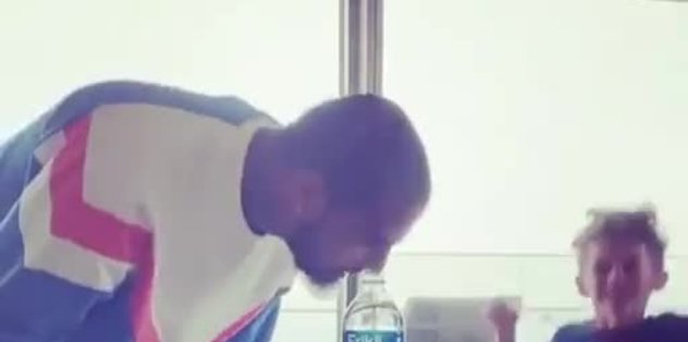 Muzip Boateng! Annesini böyle şakaladı