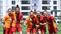 Dişi Aslanlar fırtına gibi