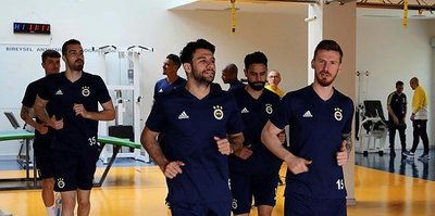 Fenerbahçe önce salonda sonra sahada çalıştı