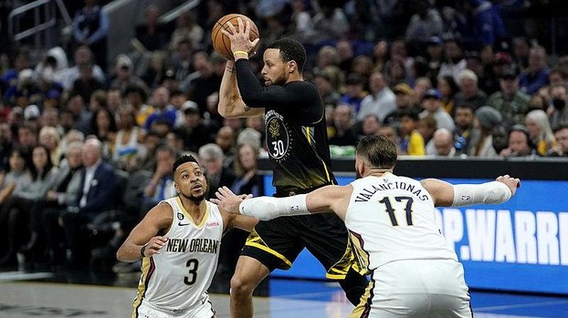 Curry 39 sayı attı Golden State Warriors sahasında New Orleans