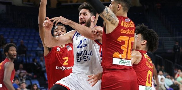 Anadolu Efes farklı kazandı