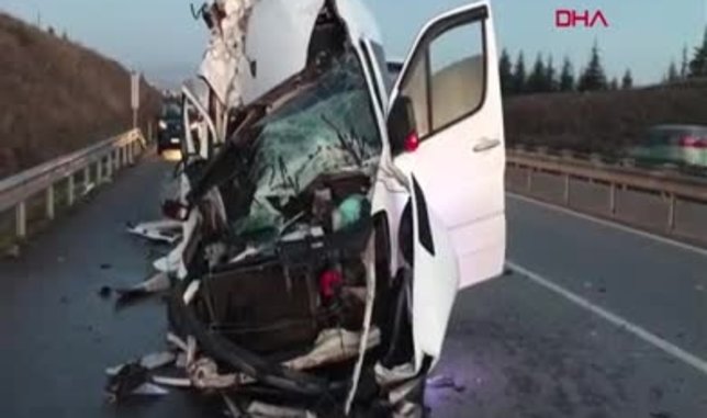 Bursaspor taraftarlarını taşıyan minibüs TIR'la çarpıştı: 17 yaralı