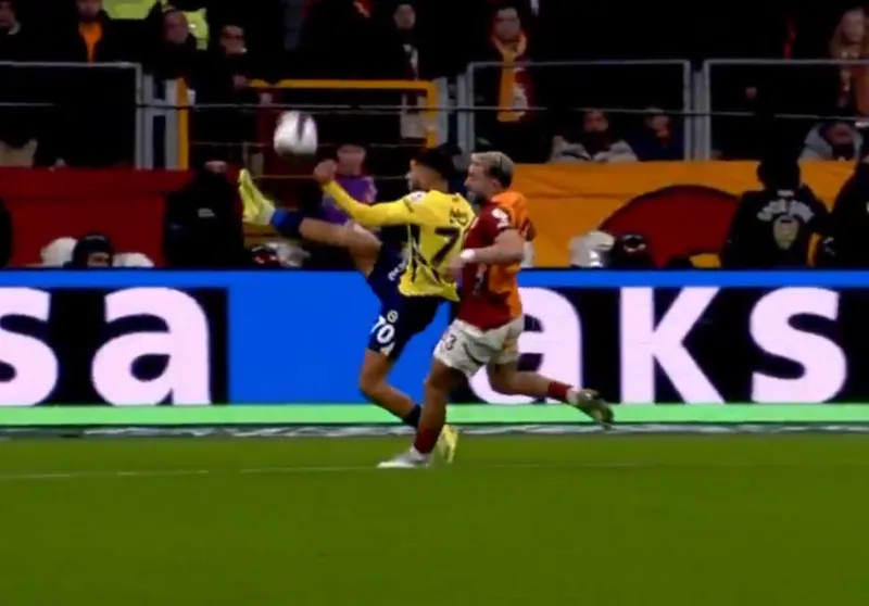 galatasaraylilar-penalti-bekledi-iste-o-pozisyon-1740420173797.png